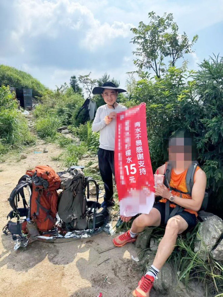 Vác 40kg trà sữa leo lên núi bán, lãi ít nhưng “lợi” nhiều - 3