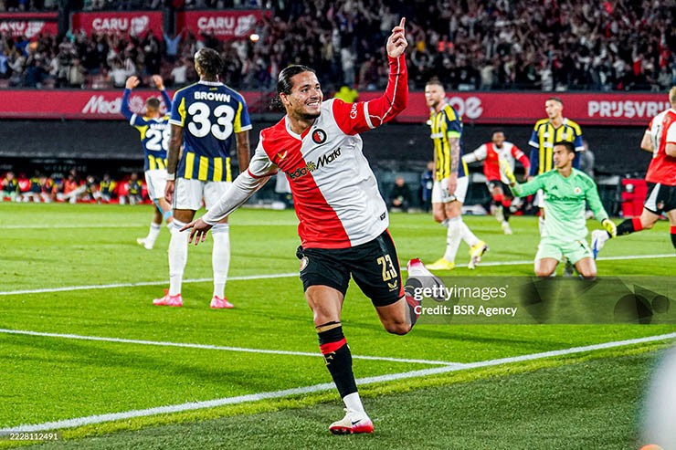 Trận lượt đi giữa Feyenoord và Fenerbahce được định đoạt ở phút 90+1