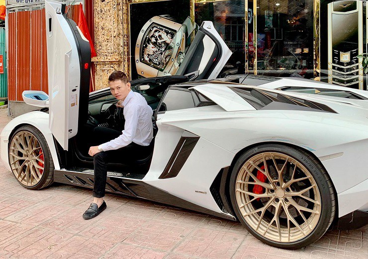 Tùng Vàng bên chiếc siêu xe&nbsp;Lamborghini Aventador LP700-4 Roadster.