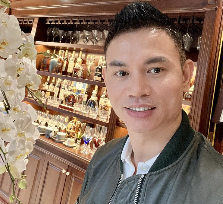 Đại gia Tùng Vàng chuyên bán mặt hàng điện thoại, đồng hồ cao cấp.