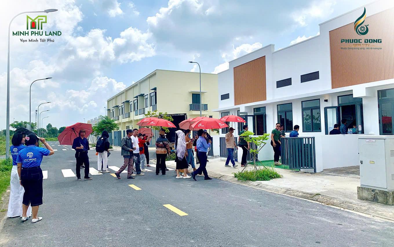 Khách hàng tham quan nhà mẫu tại Khu Đô thị Phước Đông New City giai đoạn 1