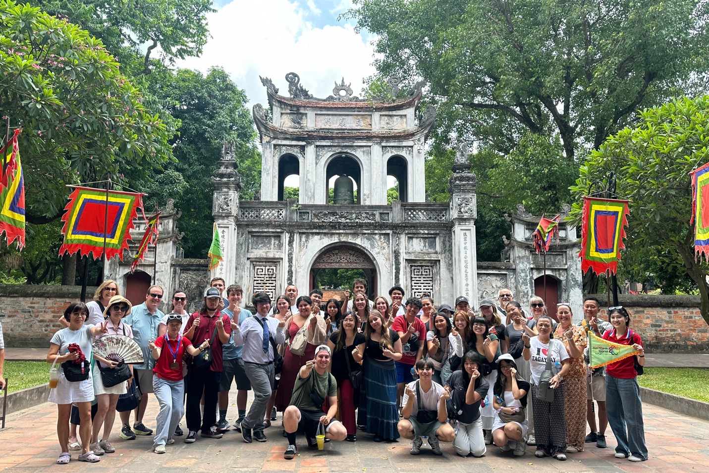 Đoàn khách BenThanh Tourist tại Văn miếu Quốc Tử Giám Hà Nội