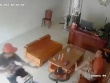 Đang ngồi trong nhà hút thuốc, người đàn ông bị kẻ lạ mặt xông vào chém đứt lìa tay