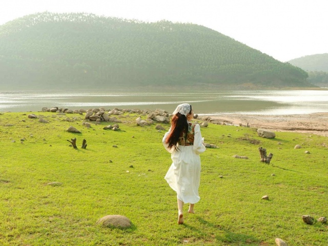 Du lịch - Điểm đến cách Hà Nội 80km có thác nước mát lạnh, bãi cỏ rộng mênh mông