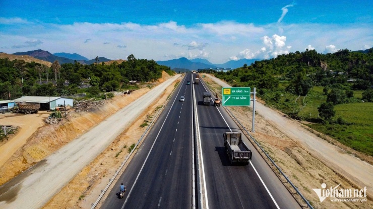 Sau gần 2 năm thi công, đến nay dự án đã thành hình. Tuyến chính đang hoàn thiện các công đoạn cuối cùng để đảm bảo tiến độ thông xe kỹ thuật vào ngày 19/8. Cả hai bên làn xe sẽ được đưa vào khai thác đồng thời.&nbsp;