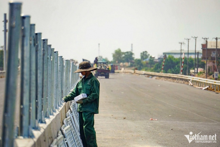 Anh Nguyễn Tiến Anh cho biết, những ngày qua anh và các công nhân khác tăng thêm giờ làm để kịp hoàn thiện các hạng mục tại dự án.