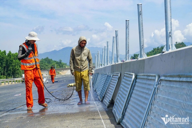 Công nhân chia thành nhiều mũi thi công, tập trung vào các phần việc hoàn thiện tuyến chính như làm sạch mặt đường, sơn kẻ vạch, lắp đặt biển báo, hệ thống tấm chắn, hộ lan...