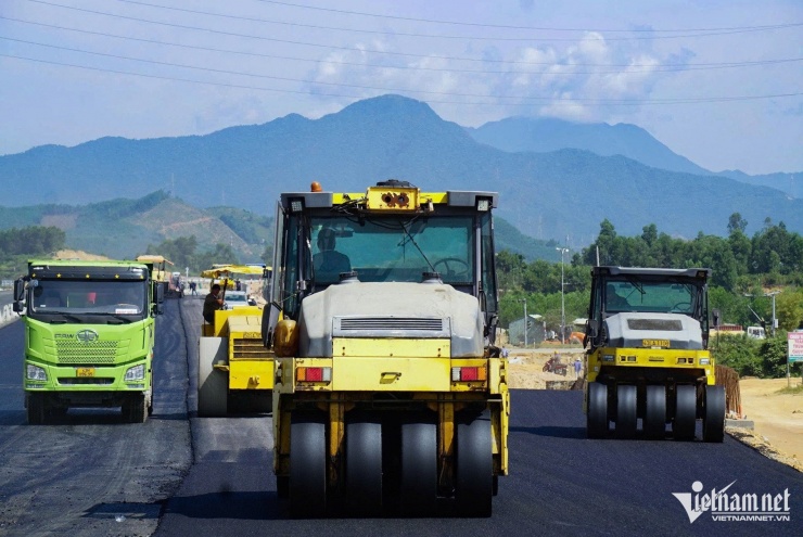 Khoảng 1km cuối cùng đang được thảm nhựa.