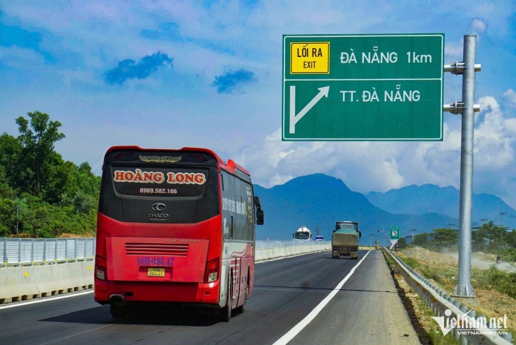 Các biển báo tại cao tốc đang được lắp đặt hoàn thiện.