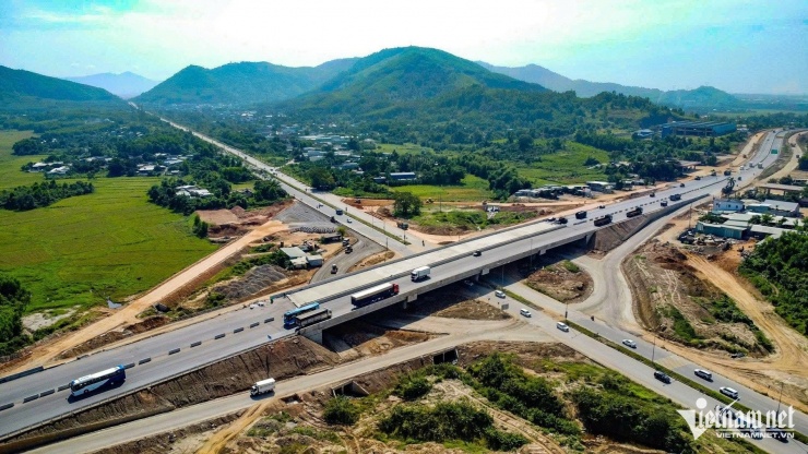 Nút giao thông đường Hoàng Văn Thái được thiết kế lối ra, vào cao tốc. Đây là 1 trong 3 lối ra, vào trên toàn tuyến cao tốc Hoà Liên - Túy Loan.