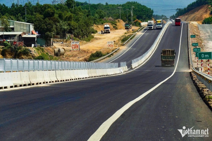 Đoạn đầu tuyến cao tốc gần như đã hoàn thiện. Đây cũng là dự án cao tốc vừa thi công vừa khai thác trên nền tuyến đường tránh Nam Hải Vân.