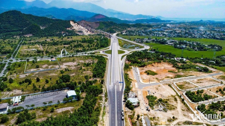 Cao tốc Hòa Liên - Túy Loan, đi qua địa phận xã Bà Nà, phường Hoà Khánh và phường Hải Vân của TP Đà Nẵng, có quy mô 4 làn xe hoàn chỉnh.