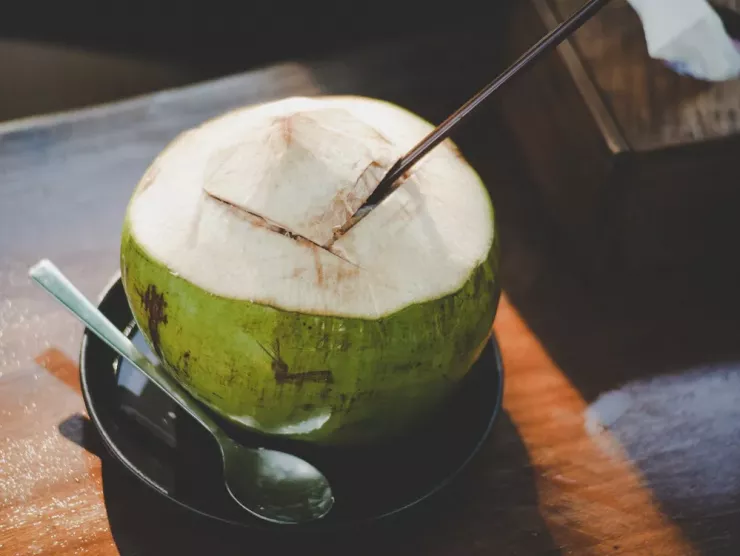 Nước dừa có hàm lượng kali và đường tự nhiên cao, một số người có thể cần tránh hoặc hạn chế tiêu thụ. Ảnh: Pexels