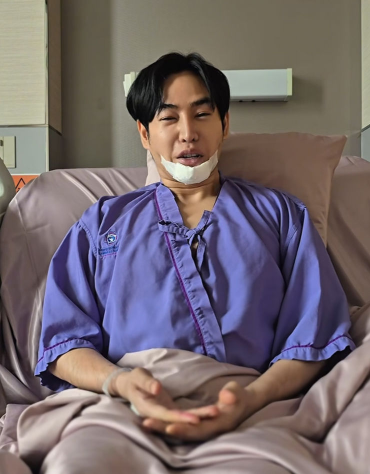 Nam ca sĩ xuất hiện với vết thương lớn ở cằm.