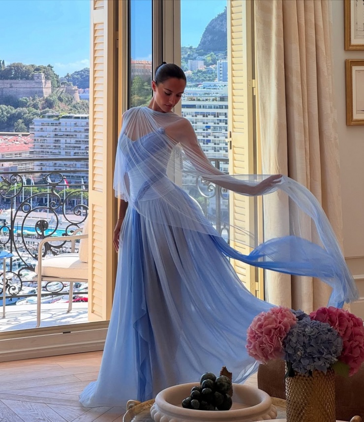 Giữa tháng 7, đến dự Monaco Red Cross Gala lần thứ 76, cô đặt may bộ đầm lụa chiffon màu xanh dương lấy cảm hứng từ thiết kế Công nương Grace Kelly mặc trong phim To Catch a Thief năm 1955.