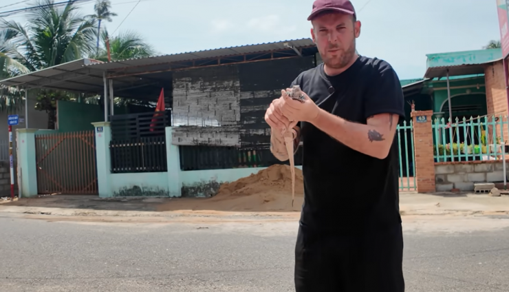 Romain cầm trên tay con dông cát trong chuyến du lịch tới Mũi Né cách đây không lâu