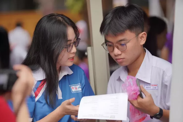 Đại diện Trường ĐH Sư phạm TP.HCM tư vấn tuyển sinh cho thí sinh. Ảnh: HCMUE