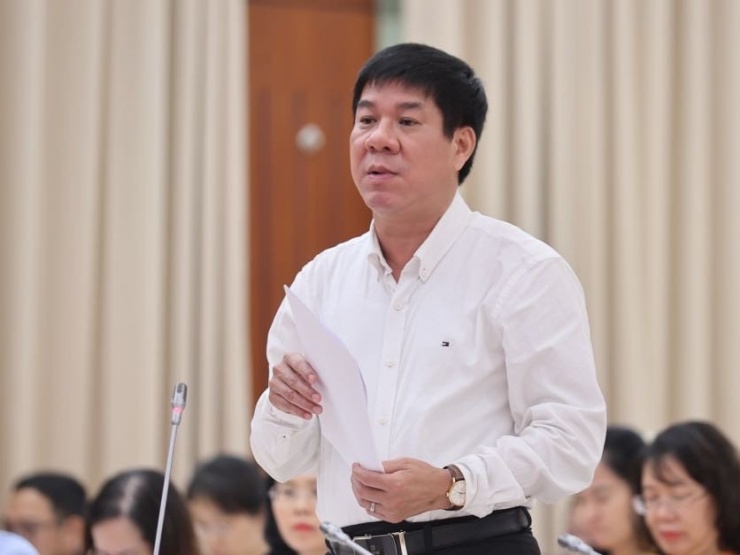 Ông Huỳnh Văn Chương, Cục trưởng Cục Quản lý chất lượng (Bộ GD&amp;ĐT) thông tin về việc ứng dụng AI trong kiểm định chương trình đại học. Ảnh: VGP