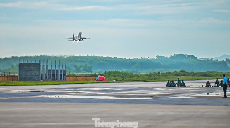 Khoảng 30 phút sau, chiếc Su-30MK2 ra đường băng và cất cánh. Đây là chiếc máy bay đầu tiên bay trong ngày có nhiệm vụ đo đạc các điều kiện khí tượng khu vực đường bay; thu thập, khai thác, xử lý các nguồn dữ liệu.