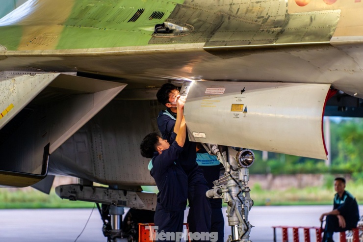 Ghi nhận của PV báo Tiền Phong , ngay từ 5h sáng hằng ngày, công tác tiếp nhiên liệu, kiểm tra toàn bộ quy trình bay được tiến hành. Việc kiểm tra kỹ thuật được thực hiện kỹ lưỡng, chặt chẽ ở từng khâu, các phi công phối hợp với đội ngũ kỹ thuật viên kiểm tra công tác bảo đảm kỹ thuật trên máy bay.