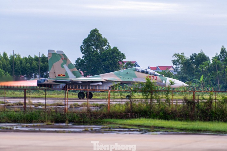 Thượng tá Chu Quốc Khánh - Phó Trung đoàn trưởng - Quân huấn, Trung đoàn 927, Sư đoàn 371, Quân chủng Phòng không Không quân, cho biết ngay sau khi nhận được kế hoạch tổ chức bay sự kiện A80, các phi công tại các sư đoàn thuộc Quân chủng Phòng không Không quân cảm thấy rất hồ hởi cho nhiệm vụ trọng đại này. Đơn vị tổ chức lựa chọn các phi công các đơn vị có trình độ bay từ khá trở lên tập trung về sân bay Kép để tổ chức huấn luyện, luyện tập bài bay theo yêu cầu nhiệm vụ đã được phê duyệt.