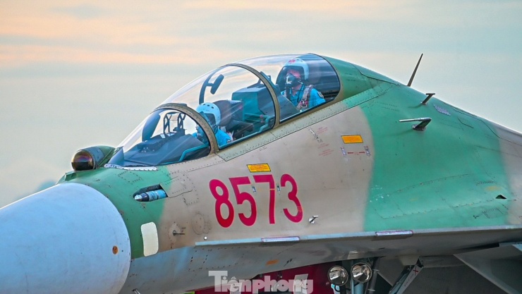 "Các phi công khi tập trung về Trung đoàn 927 được học tập, luyện tập sau đó thực hành bay. Bên cạnh đó các thành phần bảo đảm như kỹ thuật, hậu cần, thông tin đã tích cực chủ động trong công việc của mình, đặc biệt là trong những ngày gấp rút tổ chức hợp luyện cho sự kiện A80", Thượng tá Chu Quốc Khánh chia sẻ.