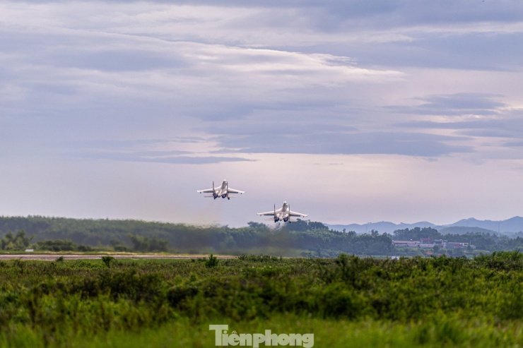 Từng nhóm top 2 chiếc máy bay Su-30MK2 cất lăn bánh trên đường băng và chạy lấy đà để cất cánh.