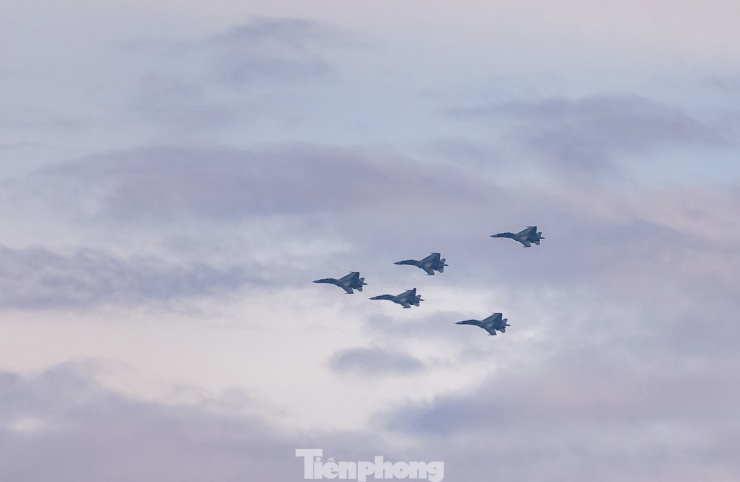 Sau khi đã cất cánh, đội hình Su-30MK2 bay huấn luyện theo đội hình gồm 3 chiếc, 5 chiếc tiến hành ghép và bay luyện tập theo đội hình, thực hiện các động tác tách đội, chao lượn trên bầu trời.