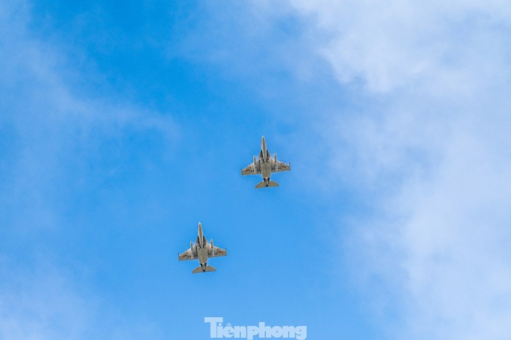 Theo các phi công tham gia huấn luyện bay, bay biểu diễn đòi hỏi mỗi máy bay phải giữ được đúng cự ly tốc độ ở độ cao thấp, do đó các phi công sẽ cần thao tác chính xác trong suốt hành trình để vừa đảm bảo an toàn vừa tạo ra những màn trình diễn đẹp mắt.