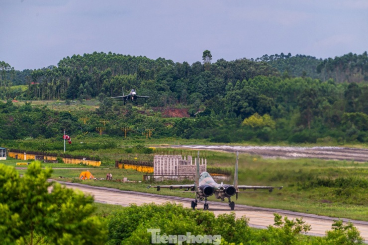 Thiếu tá Dương Hoàng Quỳnh - Phó phi đội trưởng huấn luyện 2, Trung đoàn Không quân 940, Trường Sĩ quan Không quân, cho biết trong quá trình thực hiện nhiệm vụ A80 anh cùng các đồng đội chuẩn bị tất cả những phương án, số liệu đường bay để luôn bảo đảm đúng thời gian và an toàn nhất.