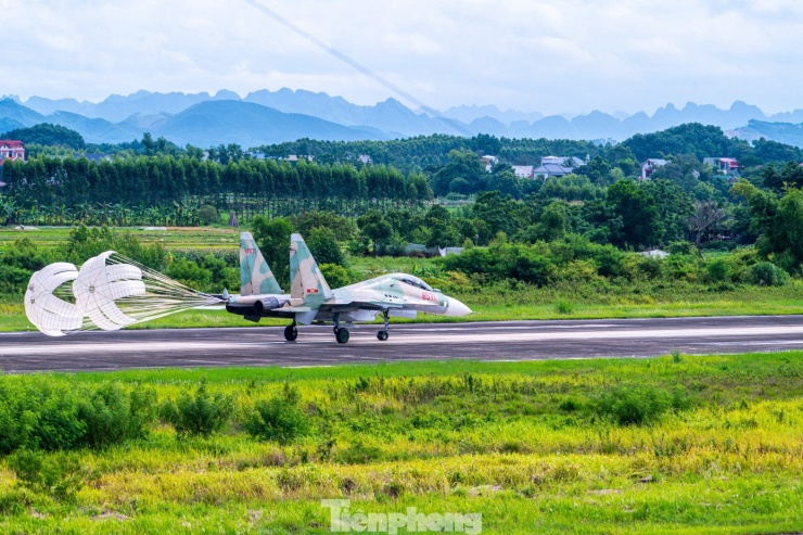 Chiếc Su-30MK2 của Không quân nhân dân Việt Nam được trang bị hai động cơ phản lực AL-31 cực khoẻ nên dù có trọng lượng lớn, Su-30MK2 vẫn có thể thực hiện nhiều thao tác bay, cất hạ cánh phức tạp.