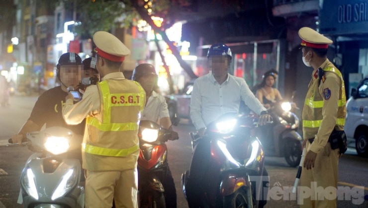 Lực lượng CSGT kiểm tra nồng độ cồn với nhiều tài xế ô tô, xe máy.