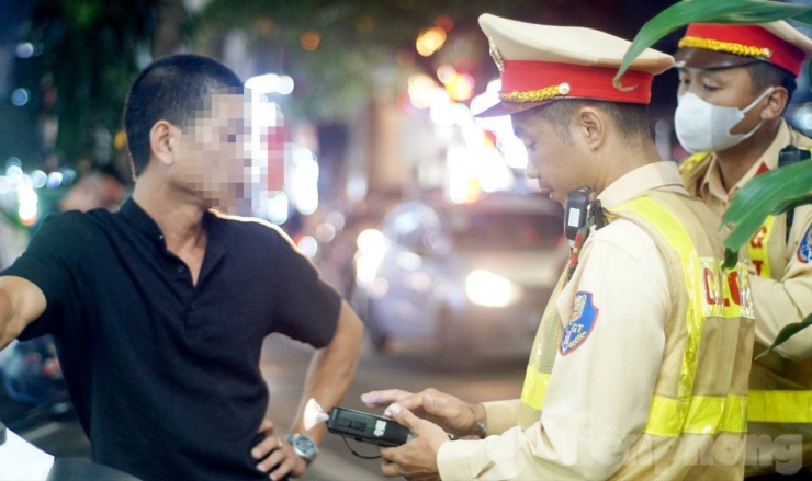 Nam tài xế không ký phiếu đo, không làm việc với CSGT sau khi kiểm tra nồng độ cồn.