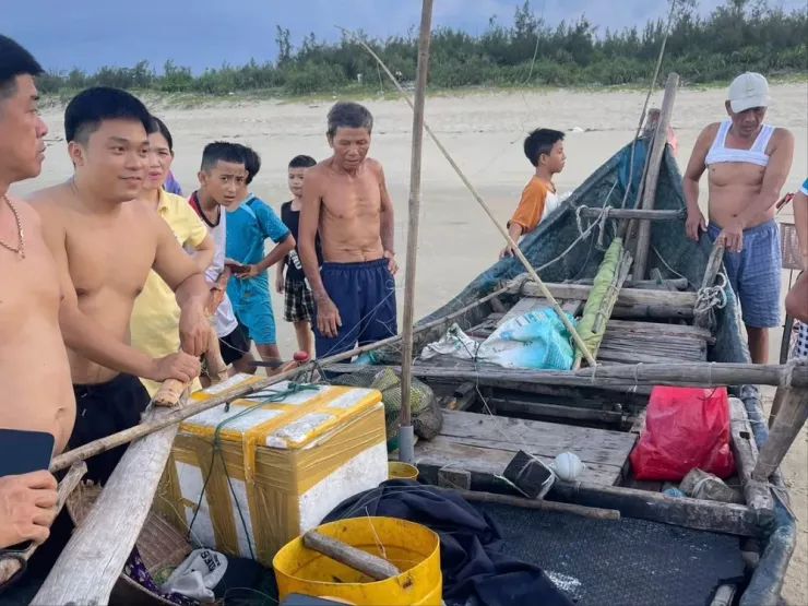 Người dân phát hiện thuyền không có người trôi dạt vào bờ biển. Ảnh: FB