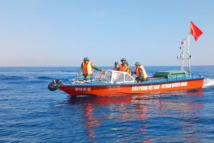 Chiến sĩ Đồn Biên phòng Tam Thanh tìm kiếm tung tích ngư dân mất tích. Ảnh: TN