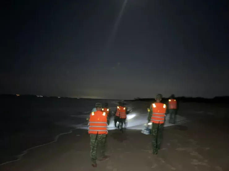 Bộ đội Biên phòng tìm kiếm xuyên đêm. Ảnh: TN