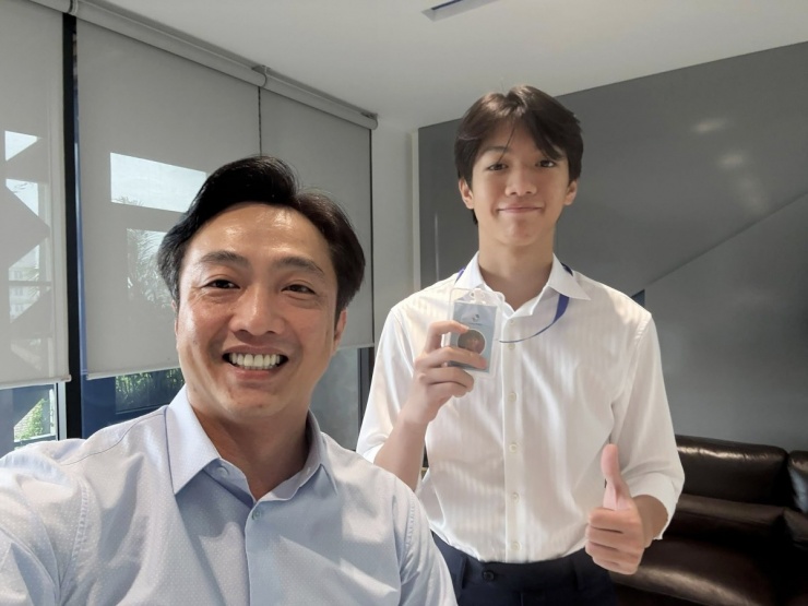 Cường Đôla cho biết anh và con trai đầu lòng thống nhất trong hai tuần cuối của kỳ nghỉ hè, Subeo sẽ thực tập và tìm hiểu môi trường làm việc tại một số vị trí trong công ty gia đình. "Con đã làm thật tốt và ba rất tự hào về con, Henry yêu của baba", doanh nhân 43 tuổi bày tỏ.