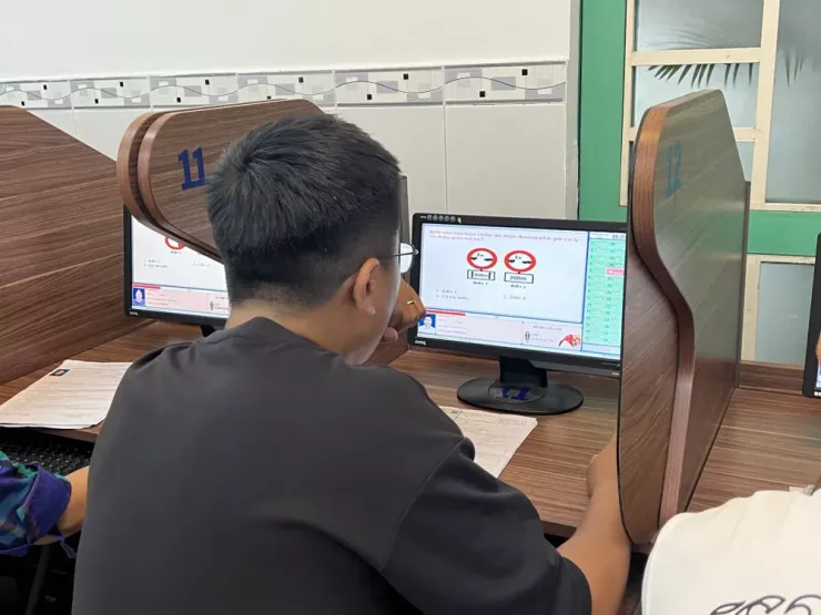 Kể từ ngày 1-9-2025 trở đi, mọi trường hợp đăng kí thi sát hạch cấp giấy phép lái xe cơ giới đường bộ đều phải thi thống nhất theo bộ 600 câu hỏi mới. Ảnh: TN