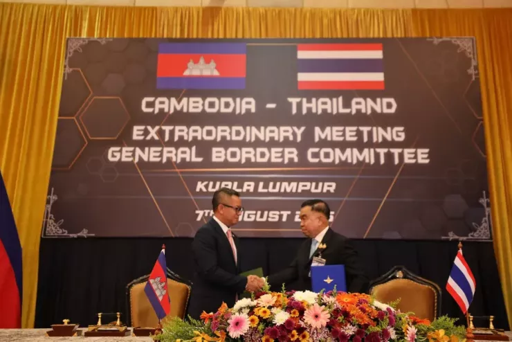 Thứ trưởng Quốc phòng kiêm quyền Bộ trưởng Quốc phòng Thái Lan - Tướng Nattaphon Narkphanit (trái) và Phó Thủ tướng kiêm Bộ trưởng Quốc phòng Campuchia - Tướng Tea Seiha ký thỏa thuận ngừng bắn 13 điểm tại Malaysia ngày 7-8. Ảnh: KHAOSOD