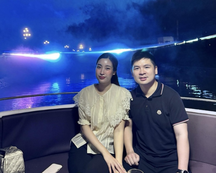 Hôm 5/8, doanh nhân Đỗ Vinh Quang khoe cùng bà xã ngồi du thuyền thưởng ngoạn 'dòng sông ánh sáng' tại Tây Ninh (Long An cũ). Cặp vợ chồng chọn trang phục đơn giản nhưng được người hâm mộ khen trông đẹp đôi.