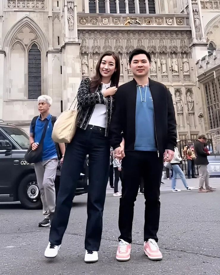 Trên đường phố châu Âu, vợ chồng hoa hậu diện hàng hiệu Dior với những món đồ tương đồng như áo khoác, áo thun và quần jeans.