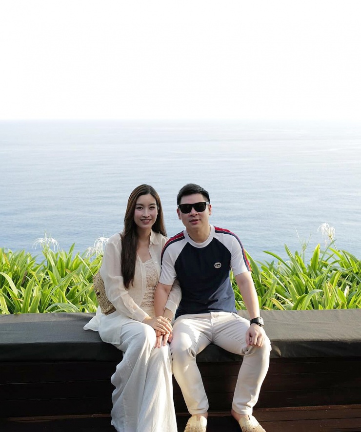 Bạn bè nhận xét Đỗ Mỹ Linh và ông xã vẫn như vợ chồng son sau gần ba năm kết hôn, có một con gái. Họ thường tay trong tay tận hưởng những chuyến du lịch hay đi công tác kết hợp ngắm cảnh. Mỗi khi vi vu cùng chồng, Đỗ Mỹ Linh chuẩn bị cho cả hai nhiều set đồ ăn ý.