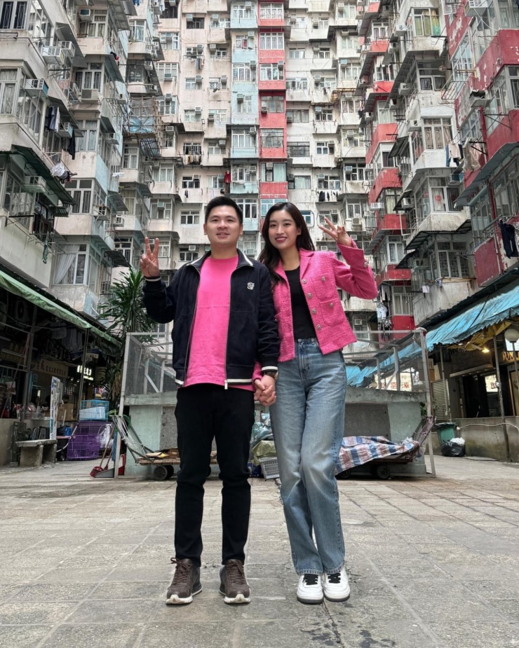 Trong một lần du lịch Hong Kong, Đỗ Mỹ Linh năng động với áo khoác hồng neon kết hợp cùng áo thun đen. Trong khi ông xã của cô diện áo thun hồng mix áo khoác đen, tạo sự đồng điệu về màu sắc.