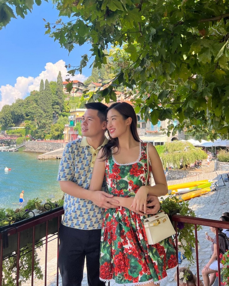 Khi hẹn hò ở Italy, cặp sao chọn áo và váy họa tiết nhiều màu sắc, phù hợp với không gian xanh mướt vùng hồ Como.