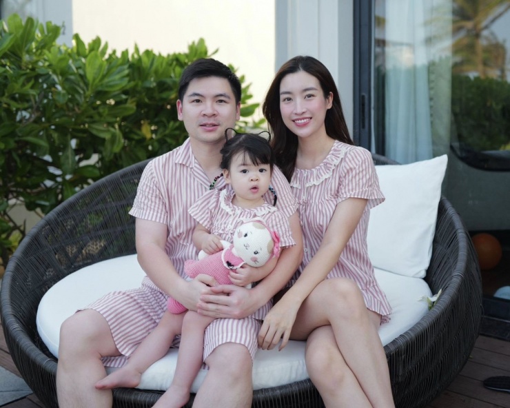 Dù trước hay sau khi có con, thói quen lên đồ ăn ý của vợ chồng Đỗ Mỹ Linh không thay đổi. Trong một chuyến đi biển, cả gia đình nàng hậu cùng mặc pyjama đồng điệu.