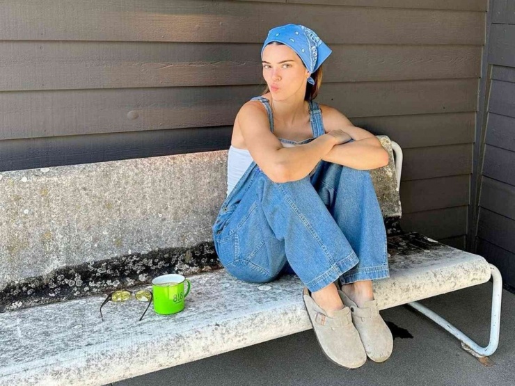 Siêu mẫu Kendall Jenner từng mang đôi dép tương tự của Birkenstock gần 170 USD (4,4 triệu đồng) khi đi dạo phố hoặc nghỉ ngơi tại trang trại. Ảnh: Instagram Kendall Jenner