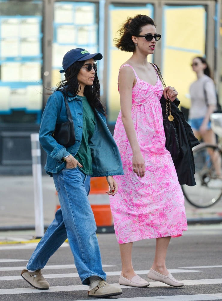 Diễn viên Zoë Kravitz (trái) diện cả bộ denim và dép sục khi dạo phố cùng Margaret Qualley. Ảnh: The Image Direct