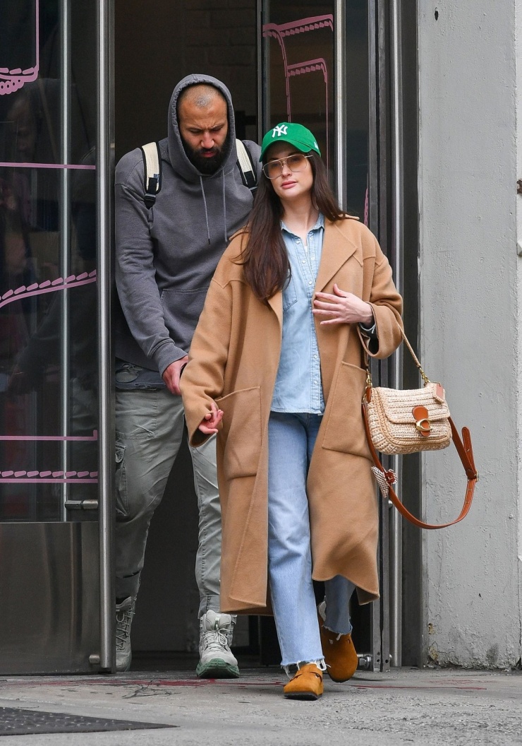 Ca sĩ Kacey Musgraves xuống phố với tông nâu chủ đạo, gồm áo khoác dạ, túi đan móc, phối bộ denim. Ảnh: The Image Direct