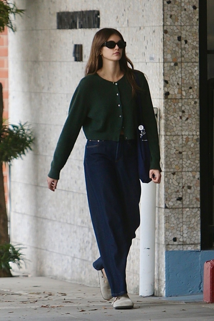 Người mẫu Kaia Gerber xây dựng cách mặc chuẩn Mỹ với cardigan, quần jeans và dép sục. Ảnh: Backgrid