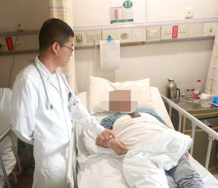 Bác sĩ chăm sóc cho bệnh nhân. Ảnh: Jimu News